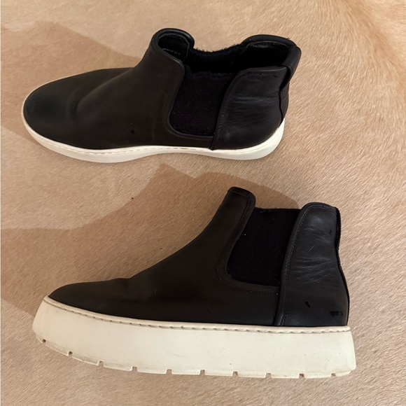 Vince Warren Black slip on boots with white Soles - Picture 7 of 7